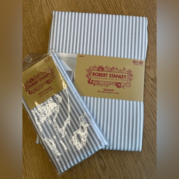 Robert Stanley Other - Robert Stanley Striped Tablecloth Set